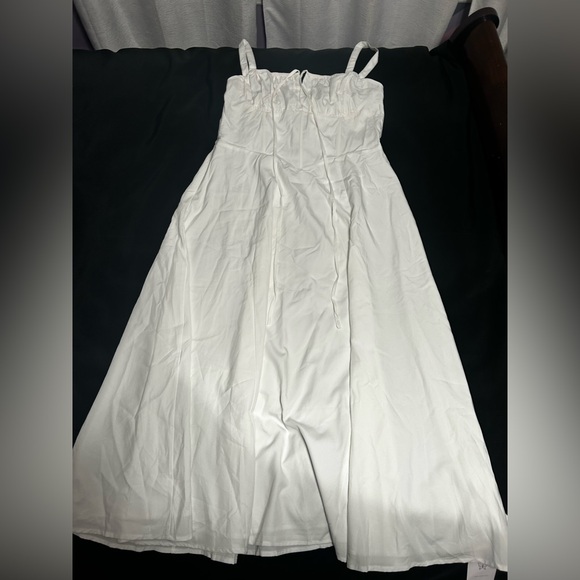 Elegant White Sleeveless Dress - Picture 4 of 7